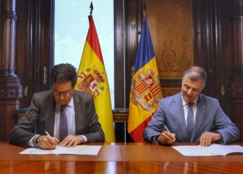 Ministros de España y Andorra firmando un acuerdo de transformación digital