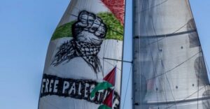 Vela de barco con mensaje de apoyo a Palestina durante la Flotilla