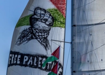 Vela de barco con mensaje de apoyo a Palestina durante la Flotilla