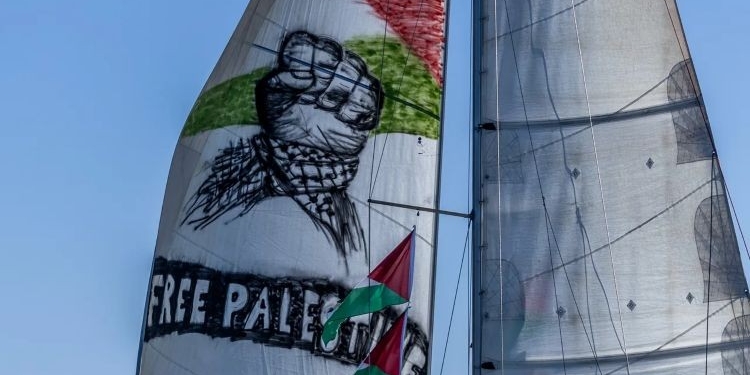 Vela de barco con mensaje de apoyo a Palestina durante la Flotilla