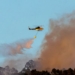 Helicóptero lanzando agua para apagar un incendio forestal