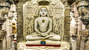 Estatua de un Tirthankara en un templo jainista