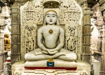 Estatua de un Tirthankara en un templo jainista