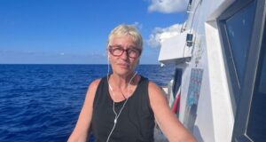 Alicia Armesto en un barco en el mar Mediterráneo