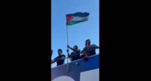 Lamine Yamal ondeando una bandera palestina durante una celebración