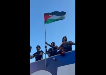 Lamine Yamal ondeando una bandera palestina durante una celebración
