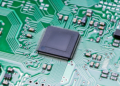 Microchip en un circuito impreso con conexiones electrónicas visibles