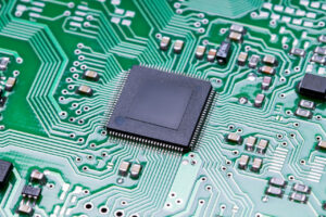 Microchip en un circuito impreso con conexiones electrónicas visibles
