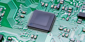 Microchip en un circuito impreso con conexiones electrónicas visibles