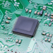 Microchip en un circuito impreso con conexiones electrónicas visibles