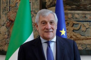 Retrato del Ministro de Asuntos Exteriores de Italia, Antonio Tajani, con banderas.