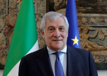Retrato del Ministro de Asuntos Exteriores de Italia, Antonio Tajani, con banderas.