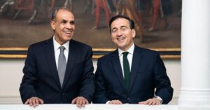 Ministros de Exteriores de Egipto y España sonriendo en una reunión