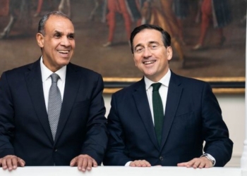 Ministros de Exteriores de Egipto y España sonriendo en una reunión