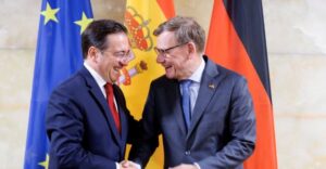 Ministros de Exteriores de España y Alemania estrechando manos en reunión oficial