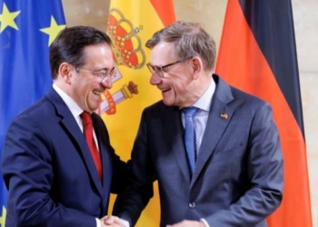 Ministros de Exteriores de España y Alemania estrechando manos en reunión oficial