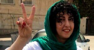 Narges Mohammadi mostrando el símbolo de paz con su mano