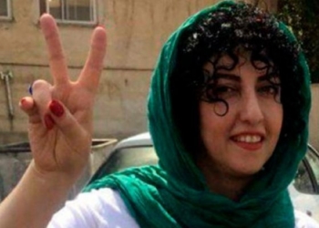 Narges Mohammadi mostrando el símbolo de paz con su mano