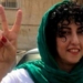 Narges Mohammadi mostrando el símbolo de paz con su mano