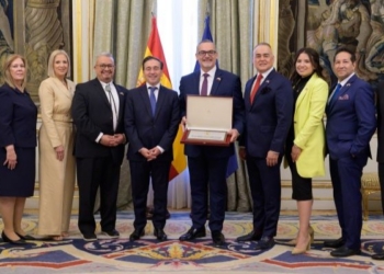 Albares awards the Order of Isabella the Catholic to the National Hispanic Caucus for “building bridges between Spain and the US”