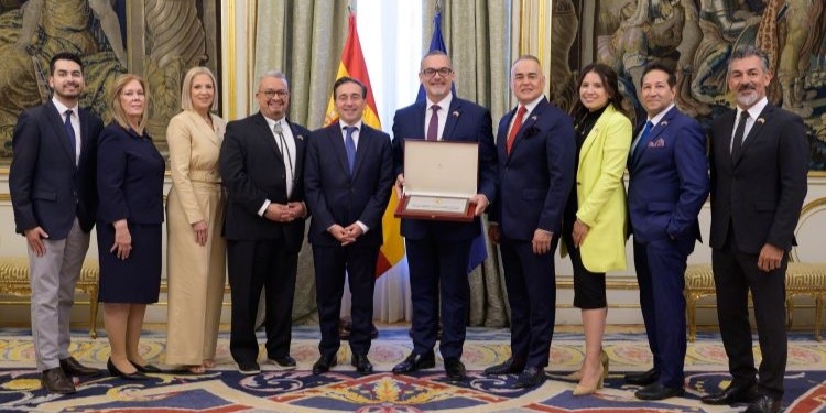 Albares awards the Order of Isabella the Catholic to the National Hispanic Caucus for “building bridges between Spain and the US”