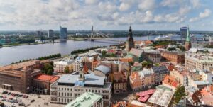 Vista panorámica de la ciudad de Riga junto al río Daugava