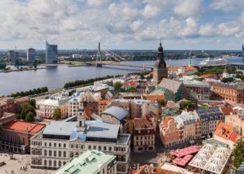 Vista panorámica de la ciudad de Riga junto al río Daugava