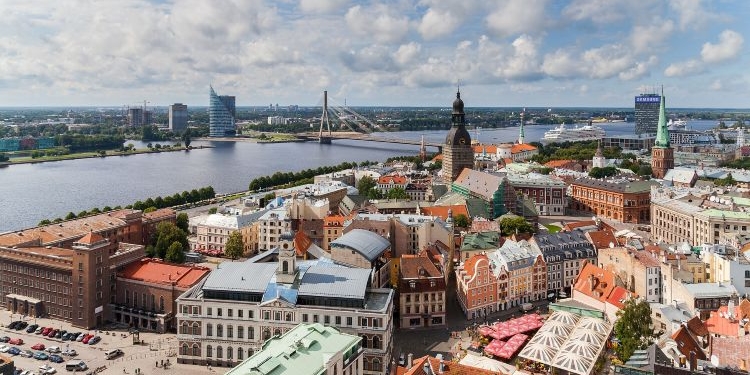 Vista panorámica de la ciudad de Riga junto al río Daugava