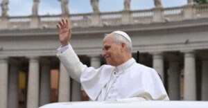 El Papa saludando a la multitud en la Plaza de San Pedro
