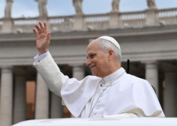 El Papa saludando a la multitud en la Plaza de San Pedro