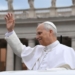 El Papa saludando a la multitud en la Plaza de San Pedro