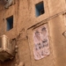 Vista de un edificio tradicional en Yemen con un hombre en la ventana