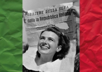 Mujer sonriente sosteniendo un periódico sobre la República Italiana