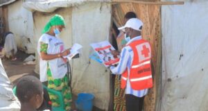 Voluntarios de la Cruz Roja en la República Democrática del Congo informando sobre el ébola