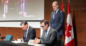 El Rey Felipe VI observa la firma de un acuerdo entre empresarios en Toronto.