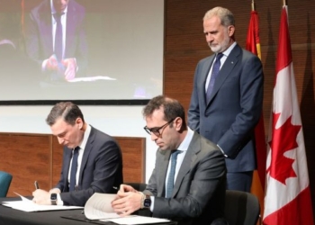 El Rey Felipe VI observa la firma de un acuerdo entre empresarios en Toronto.