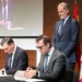El Rey Felipe VI observa la firma de un acuerdo entre empresarios en Toronto.