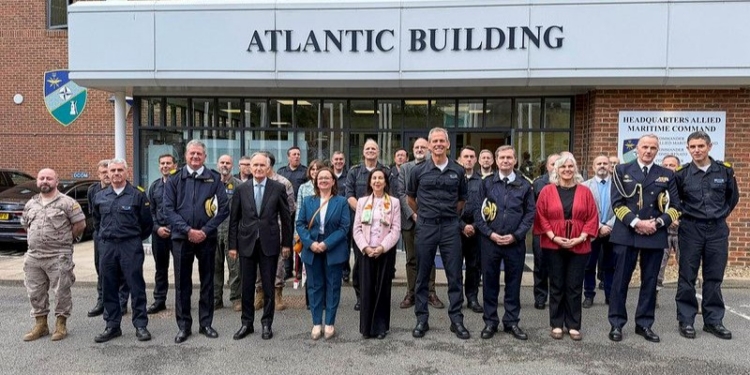 Robles insiste, durante su visita al Mando Marítimo de la OTAN en Northwood, en que España es un “aliado fiable” 