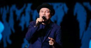 Rubén Blades cantando en un evento cultural en Panamá