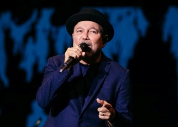 Rubén Blades cantando en un evento cultural en Panamá