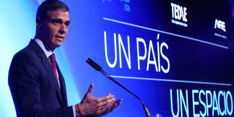 El presidente Sánchez habla sobre el programa IRIS en un congreso