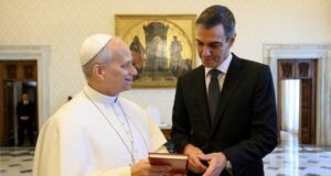 Pedro Sánchez y el Papa León XIV durante una audiencia en el Vaticano