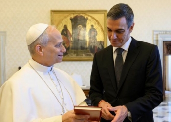 Pedro Sánchez y el Papa León XIV durante una audiencia en el Vaticano