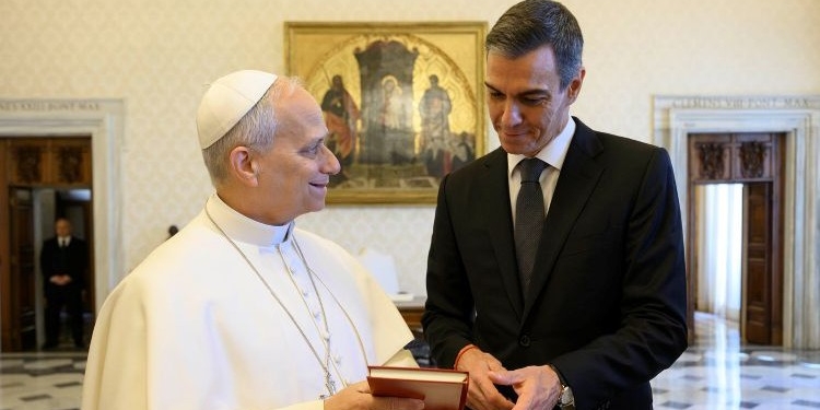 Pedro Sánchez y el Papa León XIV durante una audiencia en el Vaticano