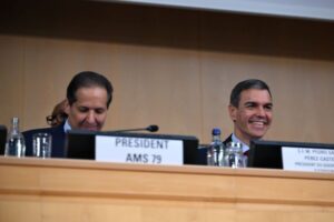 Pedro Sánchez sonriente durante su intervención en la Asamblea Mundial de la Salud