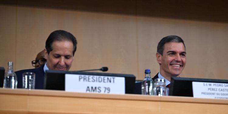 Pedro Sánchez sonriente durante su intervención en la Asamblea Mundial de la Salud