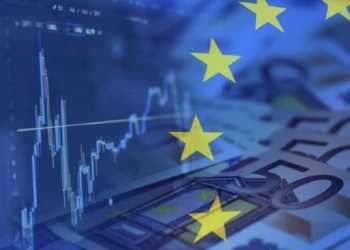 Gráficos financieros y billetes de euros con bandera de la Unión Europea