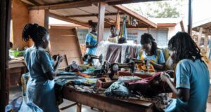 Mujeres trabajando en un taller de costura en un ambiente colaborativo