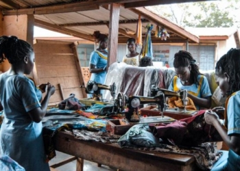 Mujeres trabajando en un taller de costura en un ambiente colaborativo