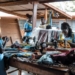 Mujeres trabajando en un taller de costura en un ambiente colaborativo